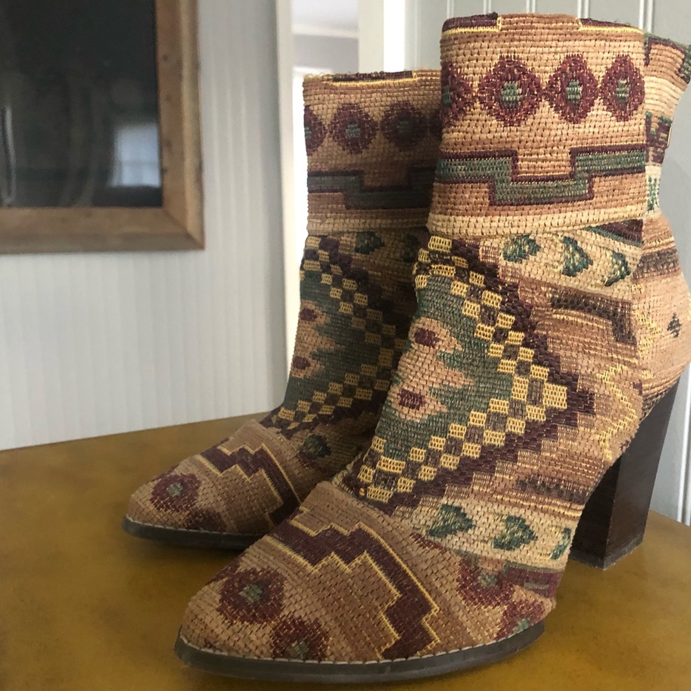 Kelsi Dagger Tapestry Ankle Boot size 8.5